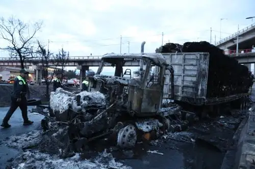 Un vehículo calcinado tras el accidente de un camión de gas este miércoles en Ciudad de México. Foto: EFE