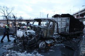 Un vehículo calcinado tras el accidente de un camión de gas este miércoles en Ciudad de México. Foto: EFE