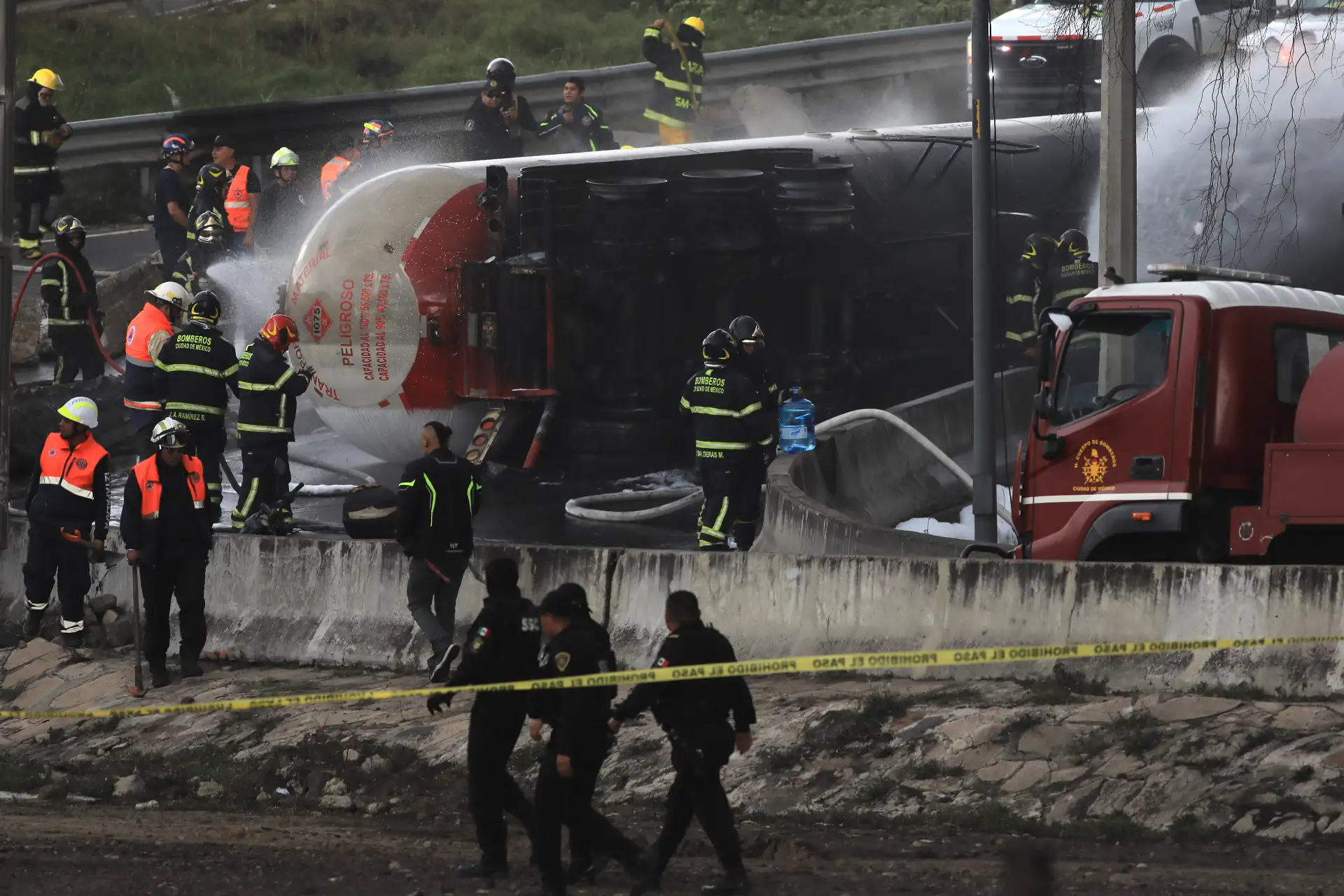 Bomberos controlan el incendio luego del accidente de un camión de gas este miércoles en Ciudad de México. La explosión provocó 19 heridos graves con quemaduras y varios vehículos incendiados, informó Clara Brugada, jefa de Gobierno de la capital mexicana. Foto: EFE