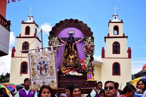 Esta manifestación cultural se expresa a través de peregrinaciones, procesiones, misas, novenas, danzas tradicionales y festividades que congregan a miles de devotos cada año .