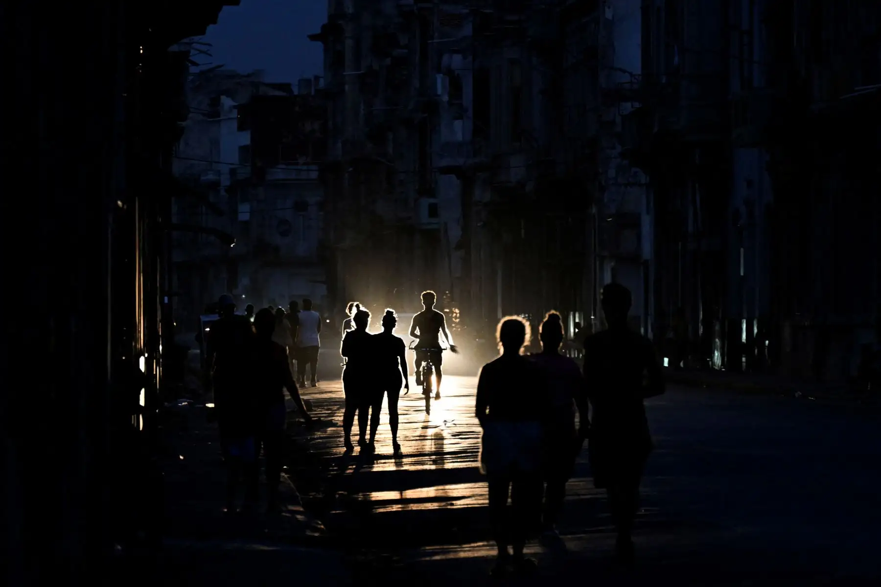 Los cubanos caminan por una calle de La Habana durante el apagón general en todo el país el 10 de septiembre de 2025. Actualmente Cuba padece de problemas de liquidez, y esta vez le tocó su quinto apagón eléctrico a nivel nacional en un año. Foto: AFP