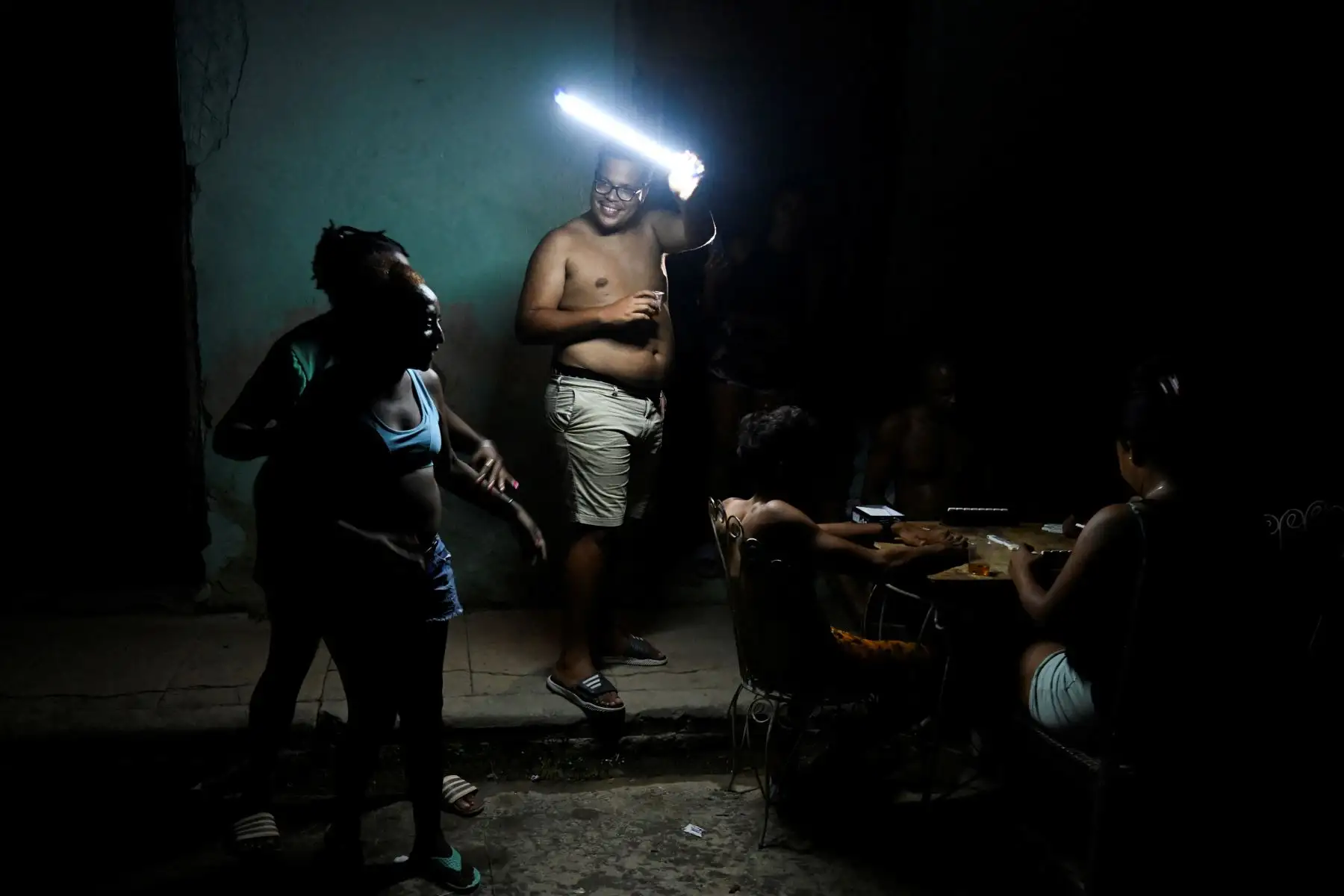 Personas transitan y juegan al dominó en una calle de La Habana durante el apagón general en Cuba el 10 de septiembre de 2025. Actualmente los cubanos atraviesan problemas de liquidez, y ahora están padeciendo su quinto apagón a nacional en un año. Foto: AFP