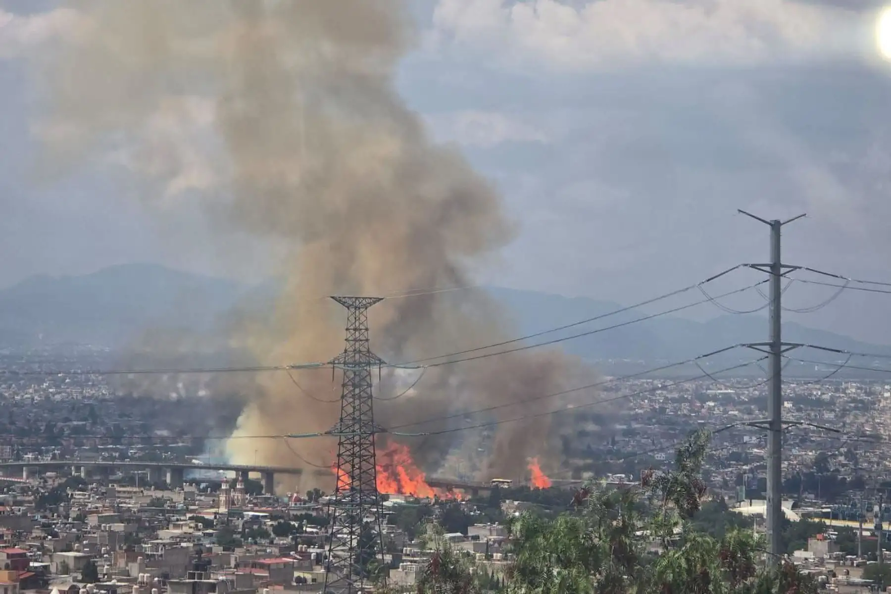 Explosión de un camión de gas, con capacidad de 49,500 litros, dejó una decena de fallecidos y decenas de heridos en el oriente de la Ciudad de México. Foto: X