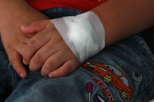 La enfermedad de Gaucher tipo 1 causa agrandamiento del hígado y bazo, dolor óseo y fracturas. Se caracteriza por una deficiencia de la enzima glucocerebrosidasa, que impide la degradación de un tipo de grasa llamado glucosilceramida.