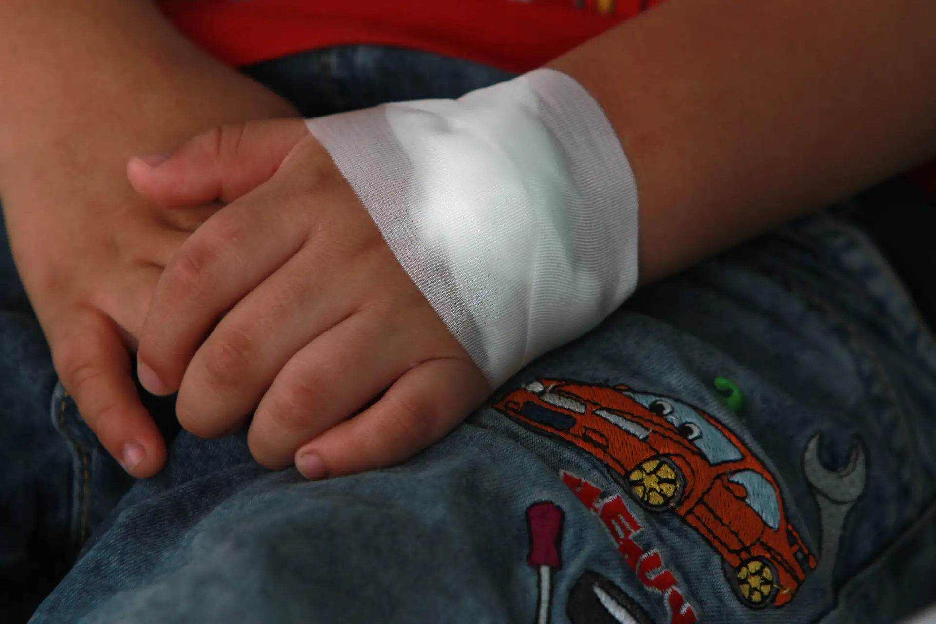 La enfermedad de Gaucher tipo 1 causa agrandamiento del hígado y bazo, dolor óseo y fracturas. Se caracteriza por una deficiencia de la enzima glucocerebrosidasa, que impide la degradación de un tipo de grasa llamado glucosilceramida.