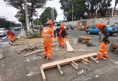La Municipalidad Provincial de Trujillo (MPT) decidió realizar trabajos de mantenimiento de las avenidas por donde pasan las comparsas y agrupamientos que participarán del tradicional Corso Internacional de Primavera 2025. ANDINA/Difusión