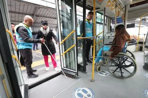 Activaciones vivenciales en el Metropolitano busca sensibilizar a los usuarios sobre las barreras que enfrentan las personas con discapacidad.