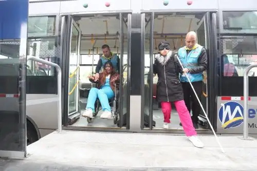 activaciones vivenciales en el Metropolitano para sensibilizar a los usuarios sobre las barreras que enfrentan las personas con discapacidad.