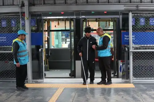 activaciones vivenciales en el Metropolitano para sensibilizar a los usuarios sobre las barreras que enfrentan las personas con discapacidad.
