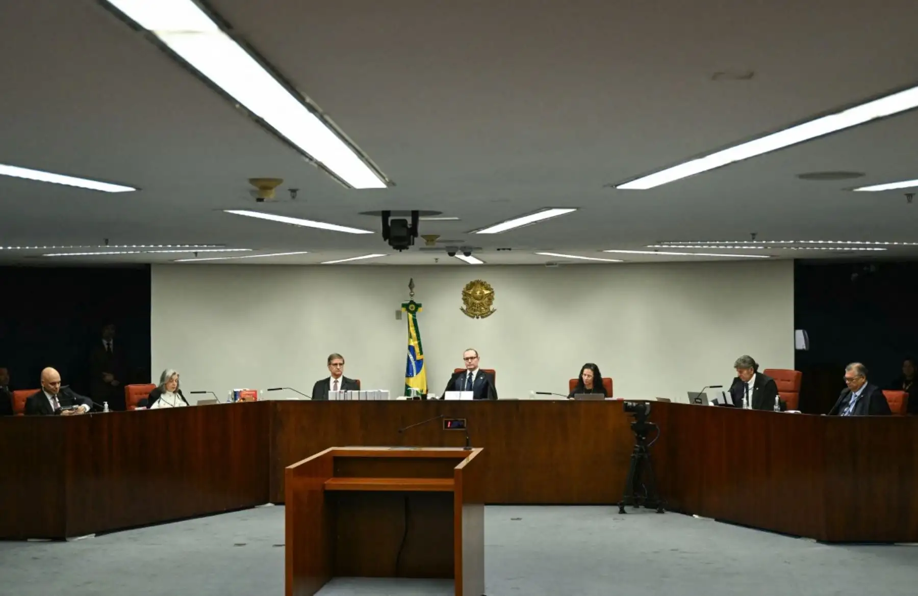 El Supremo Tribunal Federal de Brasil alcanzó este jueves una mayoría de votos a favor de condenar al expresidente Jair Bolsonaro por intentar liderar una organización criminal armada para perpetuarse en el poder tras su derrota electoral en 2022 frente a Lula da Silva. Foto: AFP