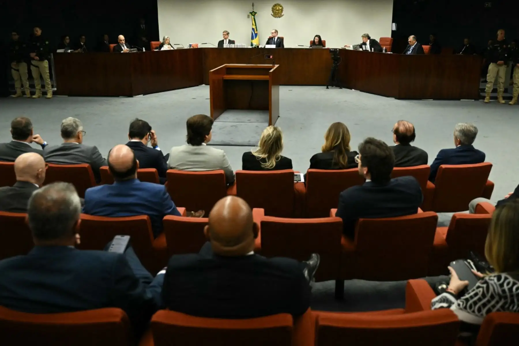 El Supremo Tribunal Federal de Brasil alcanzó este jueves una mayoría de votos a favor de condenar al expresidente Jair Bolsonaro por intentar liderar una organización criminal armada para perpetuarse en el poder tras su derrota electoral en 2022 frente a Lula da Silva. Foto: AFP