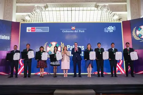 Presidenta del República, Dina Boluarte, participa en la ceremonia de Condecoración de “Palmas Magisteriales"