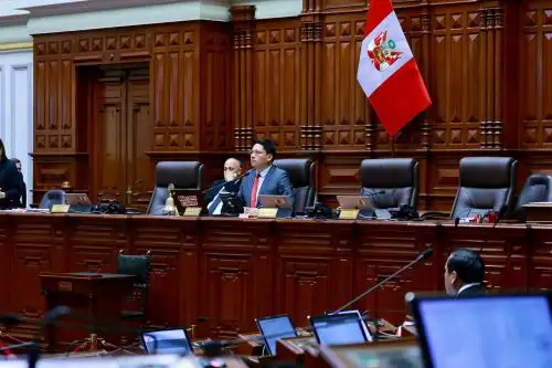 Comisión Permanente presidida por el tercer vicepresidente del Congreso, Ilich López.