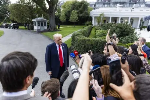 Donald Trump amenazó en las últimas semanas con nuevos aranceles a China si no garantiza el suministro de tierras raras o para para que le retire su apoyo a Rusia. Foto: EFE