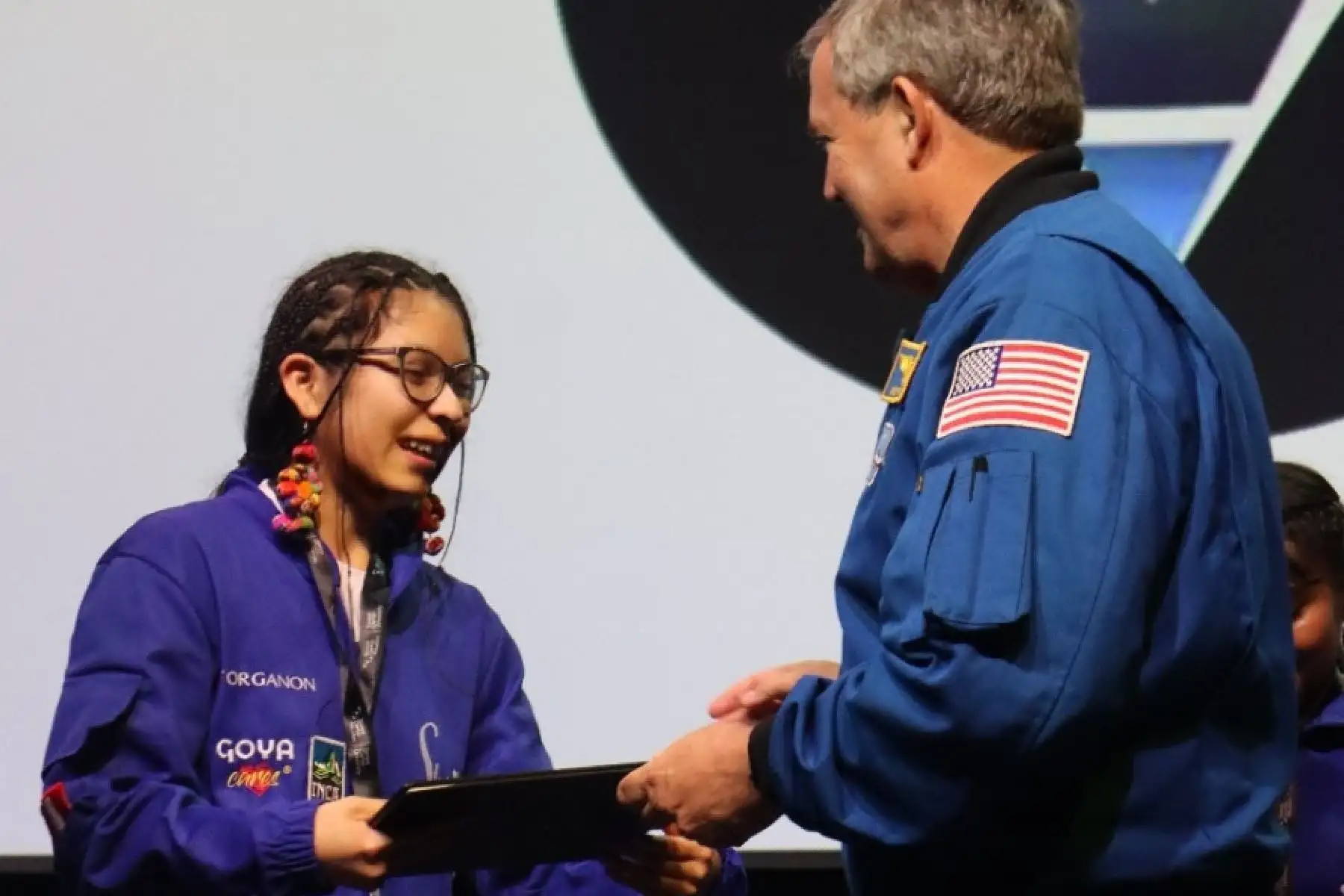 Como escolar fue premiada en la feria Eureka y representó a nuestro país en el programa Ella es Astronauta, que llevó a estudiantes a la NASA para vivir una experiencia científica y tecnológica.