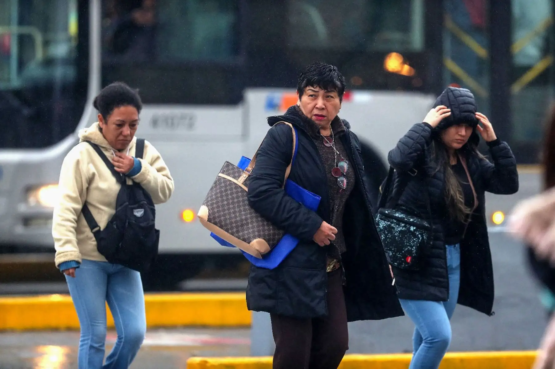 Lima amaneció este viernes con una inusual y persistente llovizna que cubrió calles y viviendas, intensificando la baja sensación térmica típica del invierno. Según Senamhi, las precipitaciones ligeras estuvieron acompañadas de cielos completamente nublados y temperaturas mínimas cercanas a los 13 °C, lo que incrementó la humedad ambiental y obligó a los limeños a abrigarse más de lo habitual. Foto: ANDINA/Lino Chipana