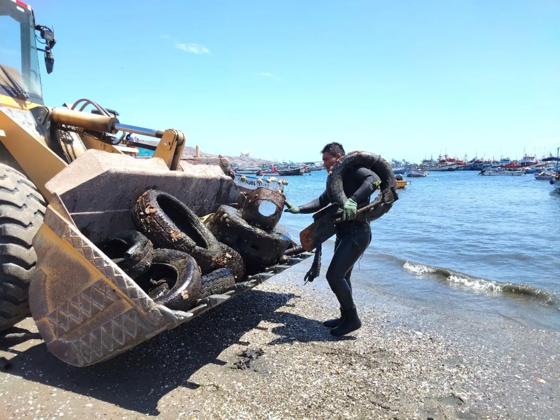 Más de 11 toneladas de residuos sólidos fueron recolectados por más de un centenar de buzos artesanales de Piura que participaron de una jornada de limpieza del fondo marino. ANDINA/Difusión
