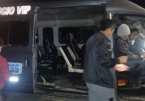 Esta es la miniván de la empresa de transportes Vía Norte Express que sufrió un ataque a balazos que dejó herida a un pasajero. El atentado se produjo en el distrito de Paiján, región La Libertad. ANDINA/Difusión