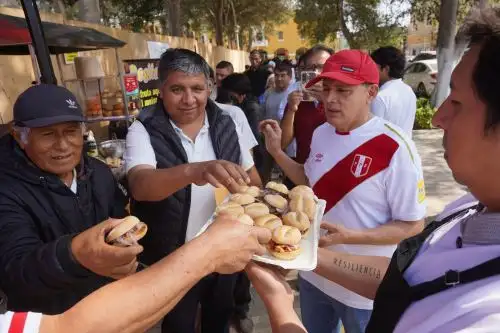 Cientos de iqueños se congregaron en la plaza de Armas de la ciudad de Ica para sumarse a la campaña y apoyar al pan con chicharrón en su camino a convertirse en el campeón mundial de los desayunos. Foto: Genry Bautista