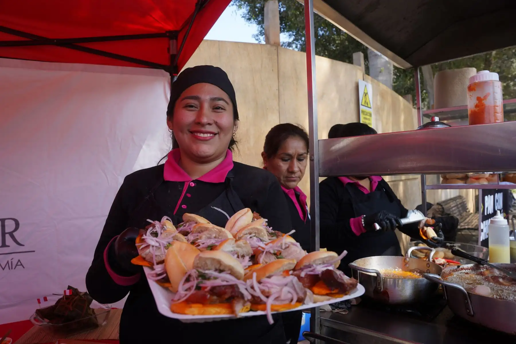 Cientos de iqueños se congregaron en la plaza de Armas de la ciudad de Ica para sumarse a la campaña y apoyar al pan con chicharrón en su camino a convertirse en el campeón mundial de los desayunos. Foto: Genry Bautista