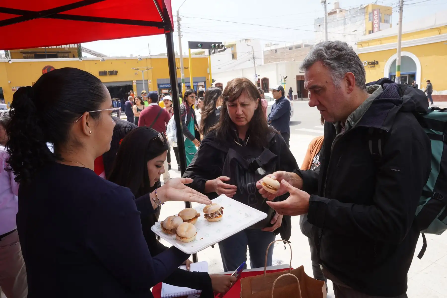 Cientos de iqueños se congregaron esta mañana en la plaza de Armas de la ciudad de Ica para sumarse a la campaña para apoyar al pan con chicharrón en su camino a convertirse en el campeón mundial de los desayunos, organizado por el "influencer" español Ibai Llanos. Foto: Genry Bautista