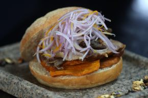 Nuestro tradicional pan con chicharrón. Foto: ANDINA/Verónica Calderón Zúñiga