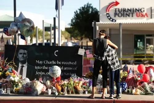 Habitantes de Arizona, EE. UU., lloran la muerte de Charlie Kirk, fundador de Turning Point USA, frente a su sede el 12 de setiembre de 2025 en Phoenix. Foto: AFP