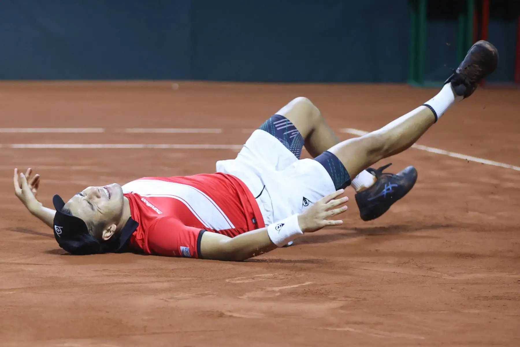 En el primer día de los partidos de clasificatorias del Grupo Mundial l de la Copa Davis 2025, que se realizaron en el Club Lawn Tennis de la Exposición en Lima el viernes 12 de setiembre, Gonzalo Bueno de Perú consiguió el primer punto del día para nuestro país, tras vencer a Nuno Borges de Portugal (52 ATP) por 3-6 6-2 7-5. Foto: Copa Davis