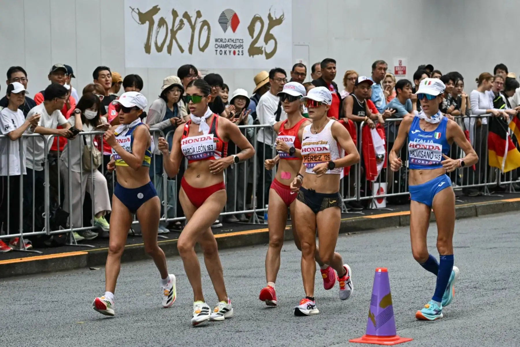 La atleta ecuatoriana Paula Milena Torres, la atleta peruana Kimberly García León, la atleta china Peng Li, la atleta española María Pérez y la atleta italiana Antonella Palmisano compiten en la final de marcha femenina de 35 km durante el Campeonato Mundial de Atletismo en Tokio el 13 de septiembre de 2025. Foto: AFP