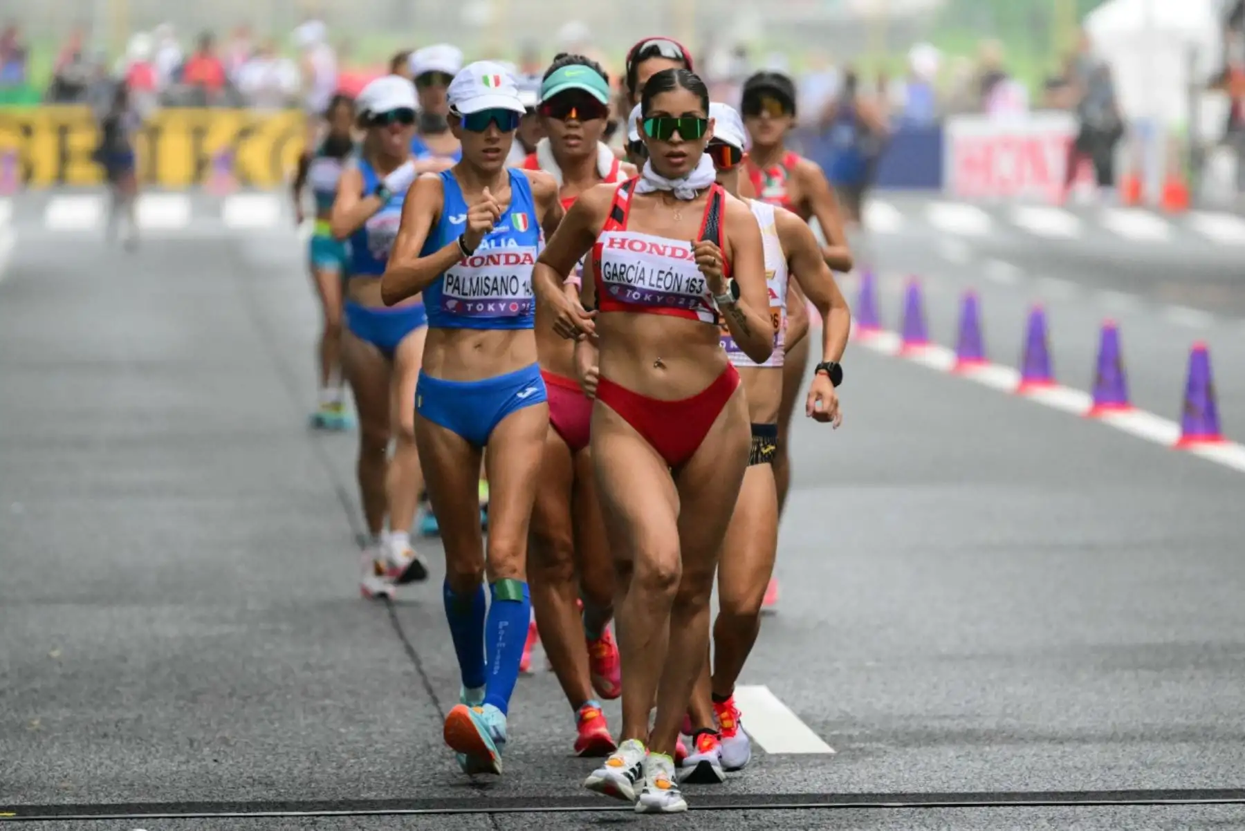 La atleta peruana Kimberly García León compite en la final de marcha femenina de 35 km durante el Campeonato Mundial de Atletismo en Tokio el 13 de septiembre de 2025. Foto: AFP