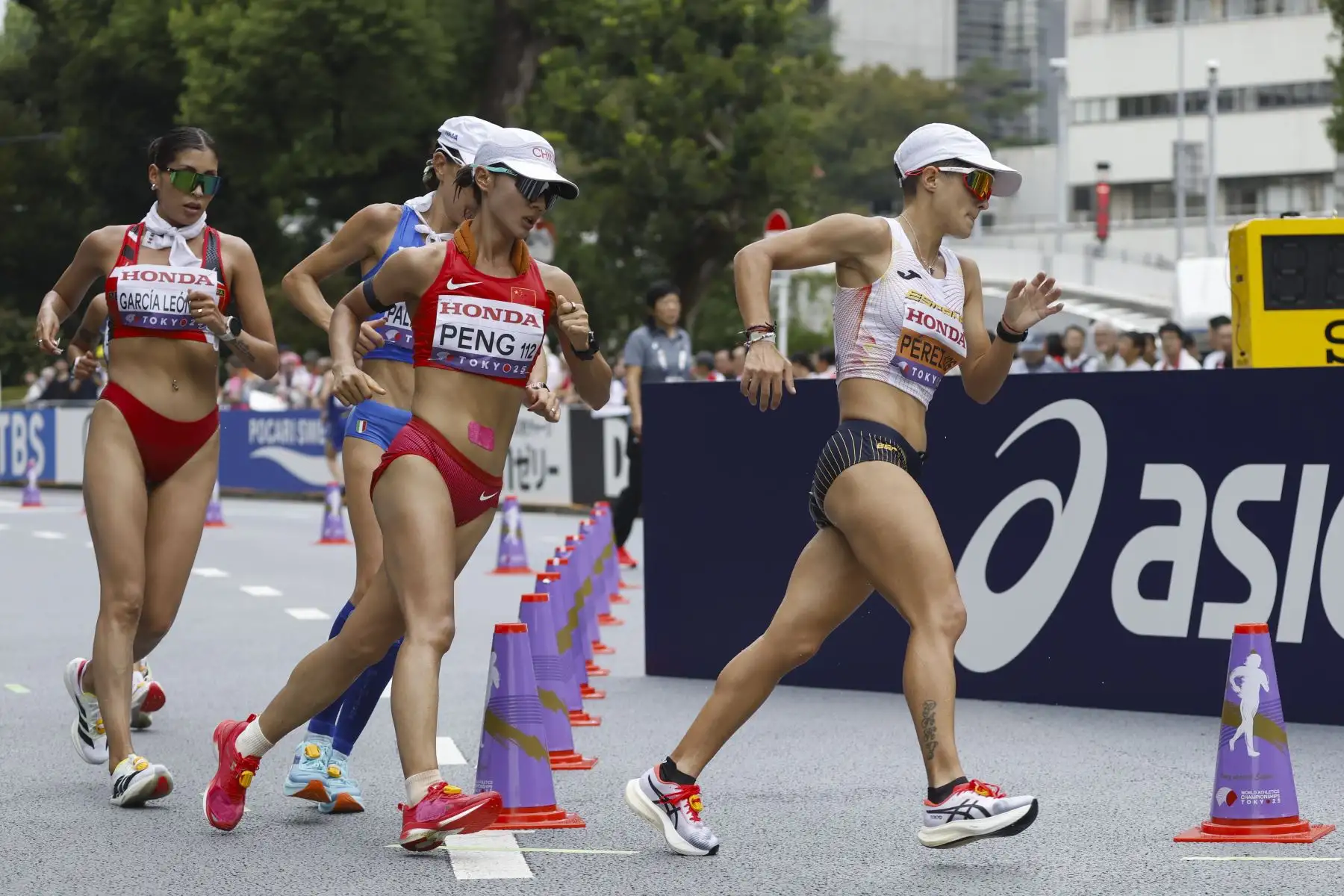 María Pérez de España, Li Peng de China, Antonella Palmisano de Italia y Kimberly García León de Perú compiten en la carrera de 35 kilómetros marcha femenina en el Campeonato Mundial de Atletismo 2025 en Tokio, Japón, el 13 de septiembre de 2025. Foto: EFE