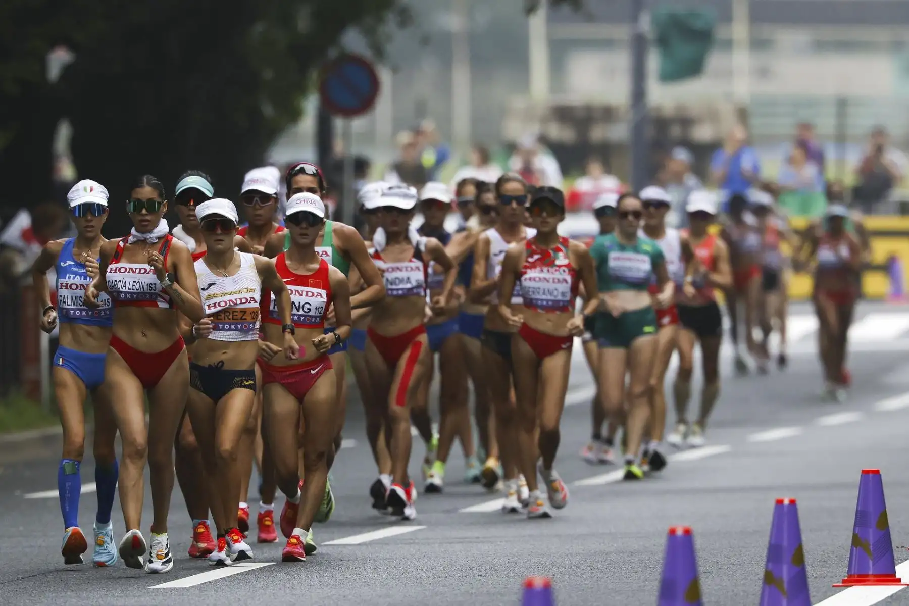 atletas compiten en la carrera de 35 kilómetros marcha femenina en el Campeonato Mundial de Atletismo 2025 en Tokio, Japón, el 13 de septiembre de 2025, entre ellas la peruana Kimberly García León que finalizó su marcha en el top 10. Foto: EFE