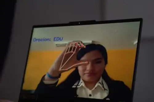 Un grupo de estudiantes ha desarrollado un innovador proyecto denominado “Manos que hablan”.