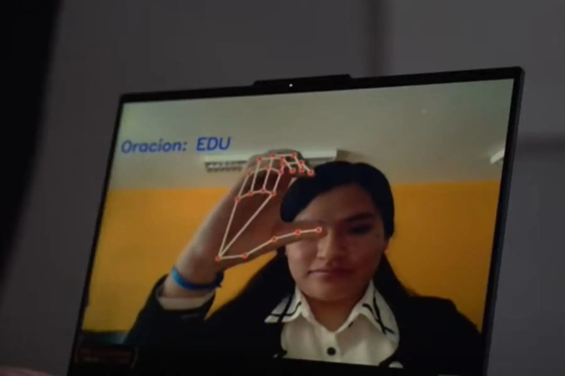 Un grupo de estudiantes ha desarrollado un innovador proyecto denominado “Manos que hablan”.
