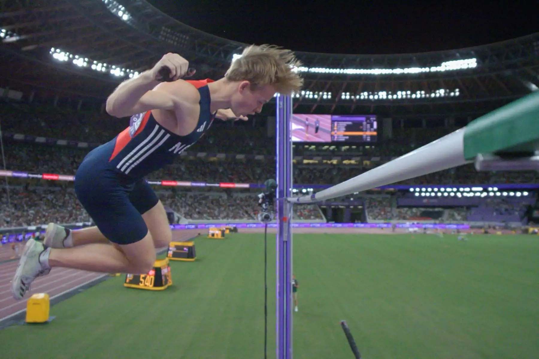 El atleta noruego Simen Guttormsen compite en la clasificación de salto con pértiga masculino durante el Campeonato Mundial de Atletismo en Tokio el 13 de septiembre de 2025. Foto: AFP