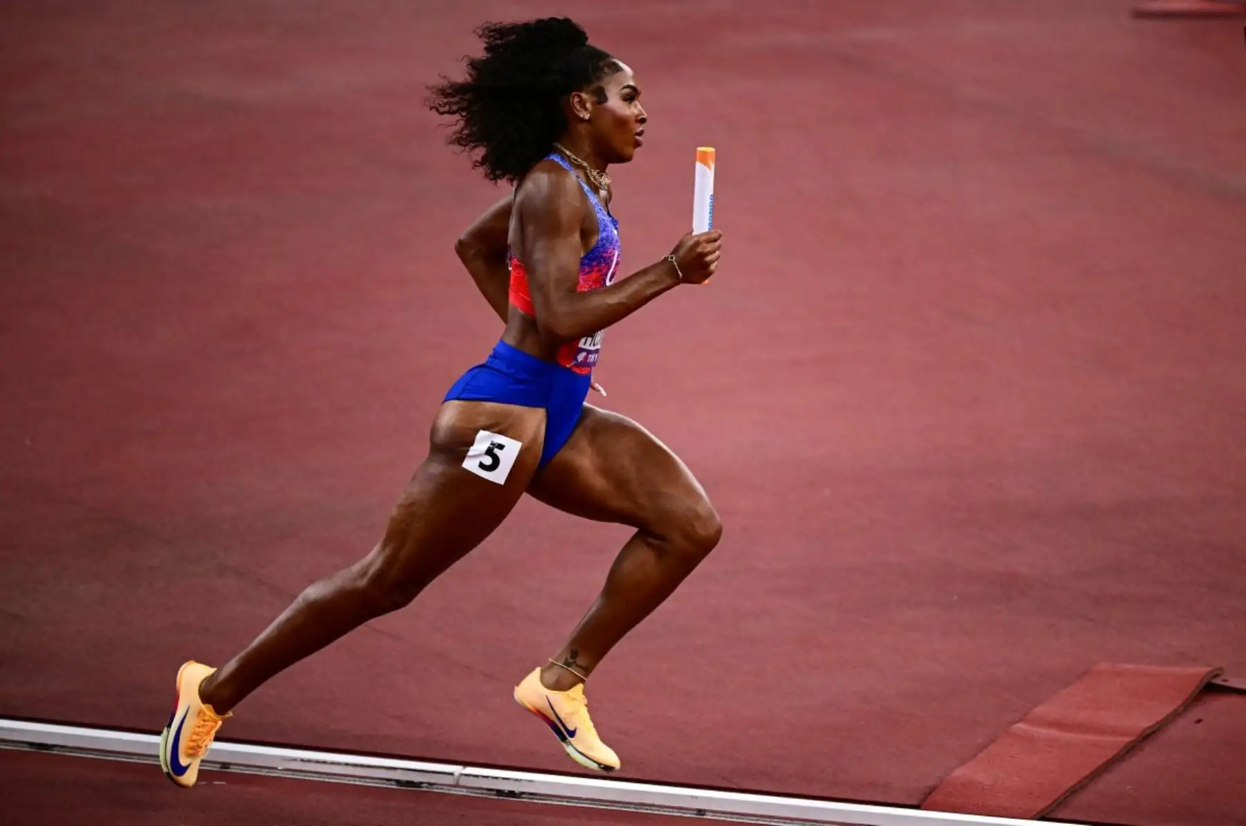 La estadounidense Alexis Holmes compite en la final de relevo mixto 4x400m durante el Campeonato Mundial de Atletismo en Tokio el 13 de septiembre de 2025. Foto: AFP