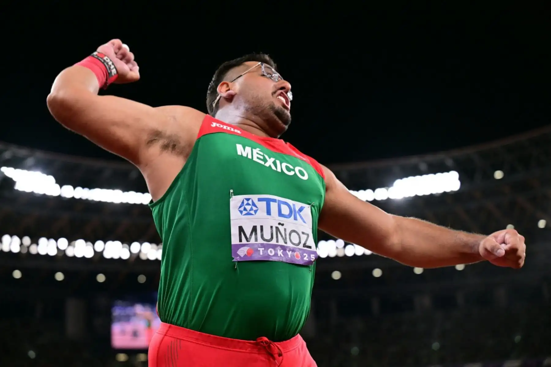 El atleta mexicano Uziel Muñoz celebra su segundo puesto en la final de lanzamiento de bala masculino durante el Campeonato Mundial de Atletismo en Tokio el 13 de septiembre de 2025. Foto: AFP