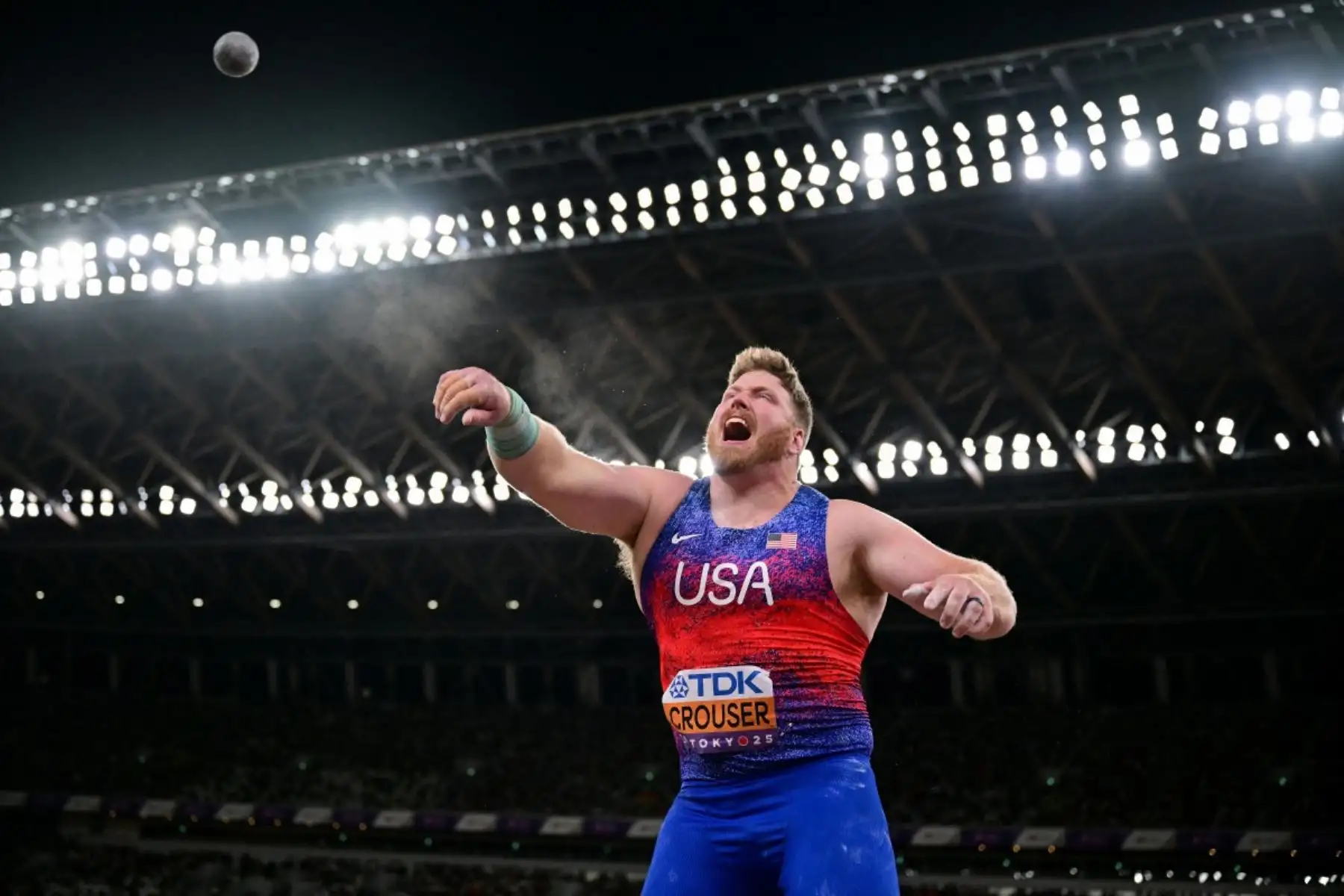 El atleta estadounidense Ryan Crouser compite en la final de lanzamiento de peso masculino durante el Campeonato Mundial de Atletismo en Tokio el 13 de septiembre de 2025. Foto: AFP