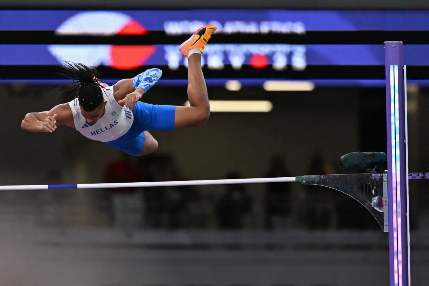 El atleta griego Emmanouil Karalis compite en la clasificación de salto con pértiga masculino durante el Campeonato Mundial de Atletismo en Tokio el 13 de septiembre de 2025. Foto: AFP
