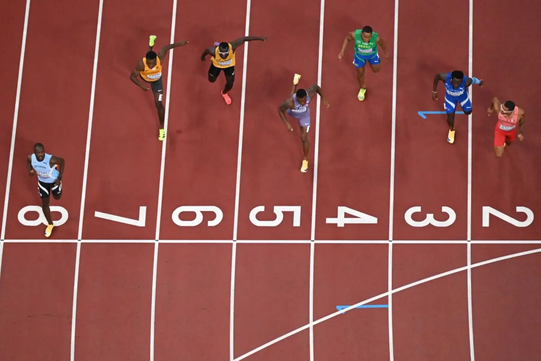 Letsile Tebogo de Botswana cruza la línea de meta en las eliminatorias de 100 metros masculinos durante el Campeonato Mundial de Atletismo en Tokio el 13 de septiembre de 2025. Foto: AFP