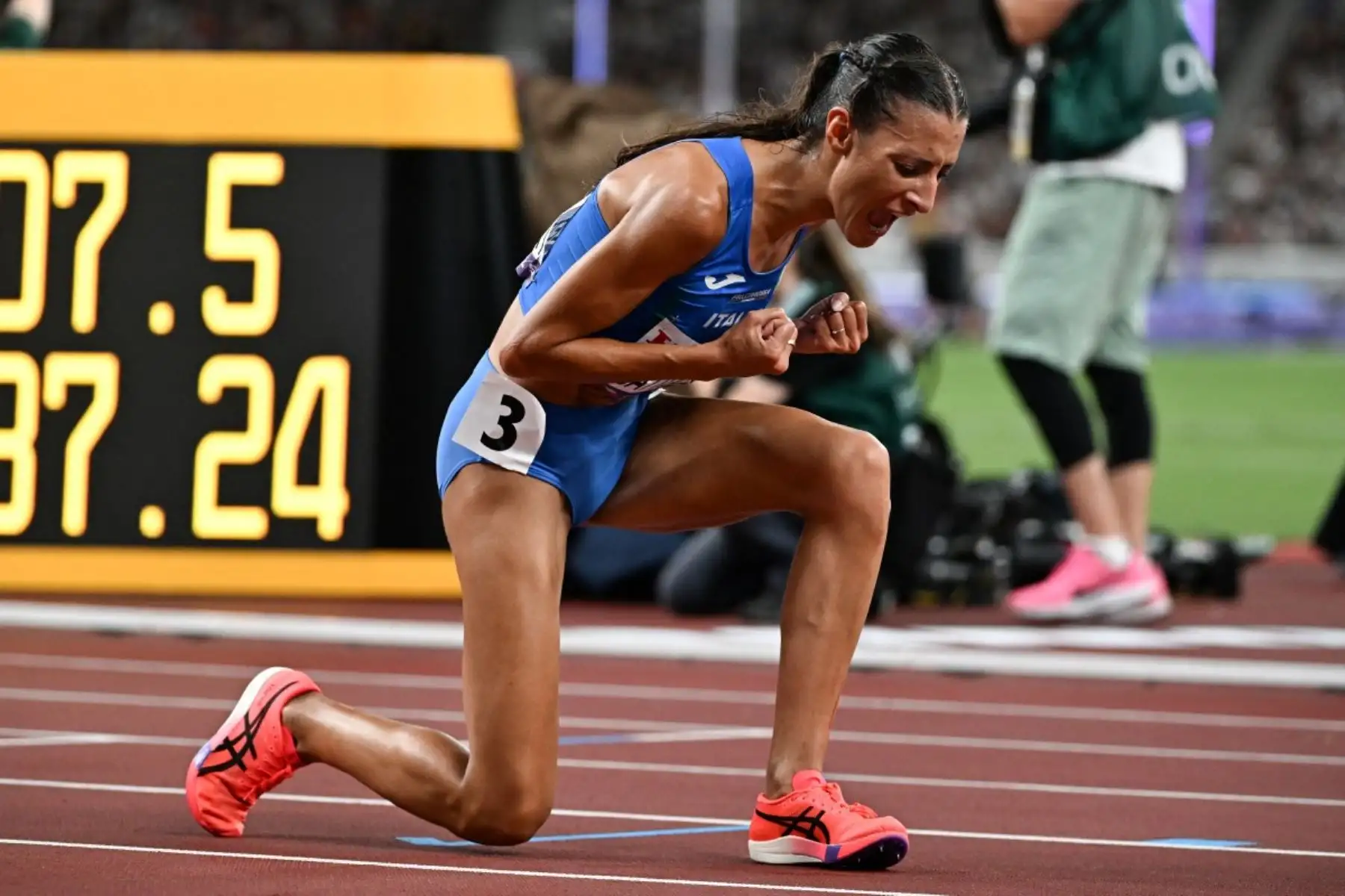 La atleta italiana Nadia Battocletti, segunda clasificada, celebra al culminar la final femenina de 10.000 m durante el Campeonato Mundial de Atletismo en Tokio el 13 de septiembre de 2025. Foto: AFP
