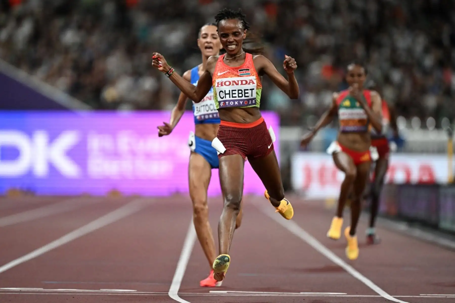 La atleta keniana Beatrice Chebet, la primera clasificada, cruza la línea de meta para ganar la final femenina de 10.000 m junto a la atleta italiana Nadia Battocletti durante el Campeonato Mundial de Atletismo en Tokio el 13 de septiembre de 2025. Foto: AFP