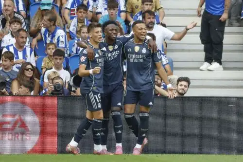 El delantero francés del Real Madrid, Kylian Mbappé, celebra su gol contra la Real Sociedad durante el partido de la jornada 4 de La Liga EA Sports este sábado en el estadio Municipal de Anoeta en San Senastián. Foto: EFE