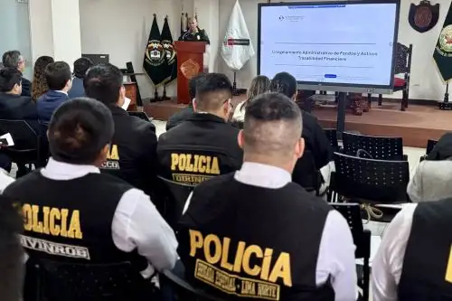 Efectivos de la Policía Nacional del Perú PNP son capacitados en bloqueo de cuentas bancarias vinculadas al delito de extorsión. Foto: Mininter