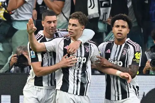 Kenan Yldiz de la Juventus celebra tras marcar el gol del 2-1 durante el partido de fútbol de la Serie A italiana entre la Juventus FC y el Inter FC en Turín. Foto: EFE