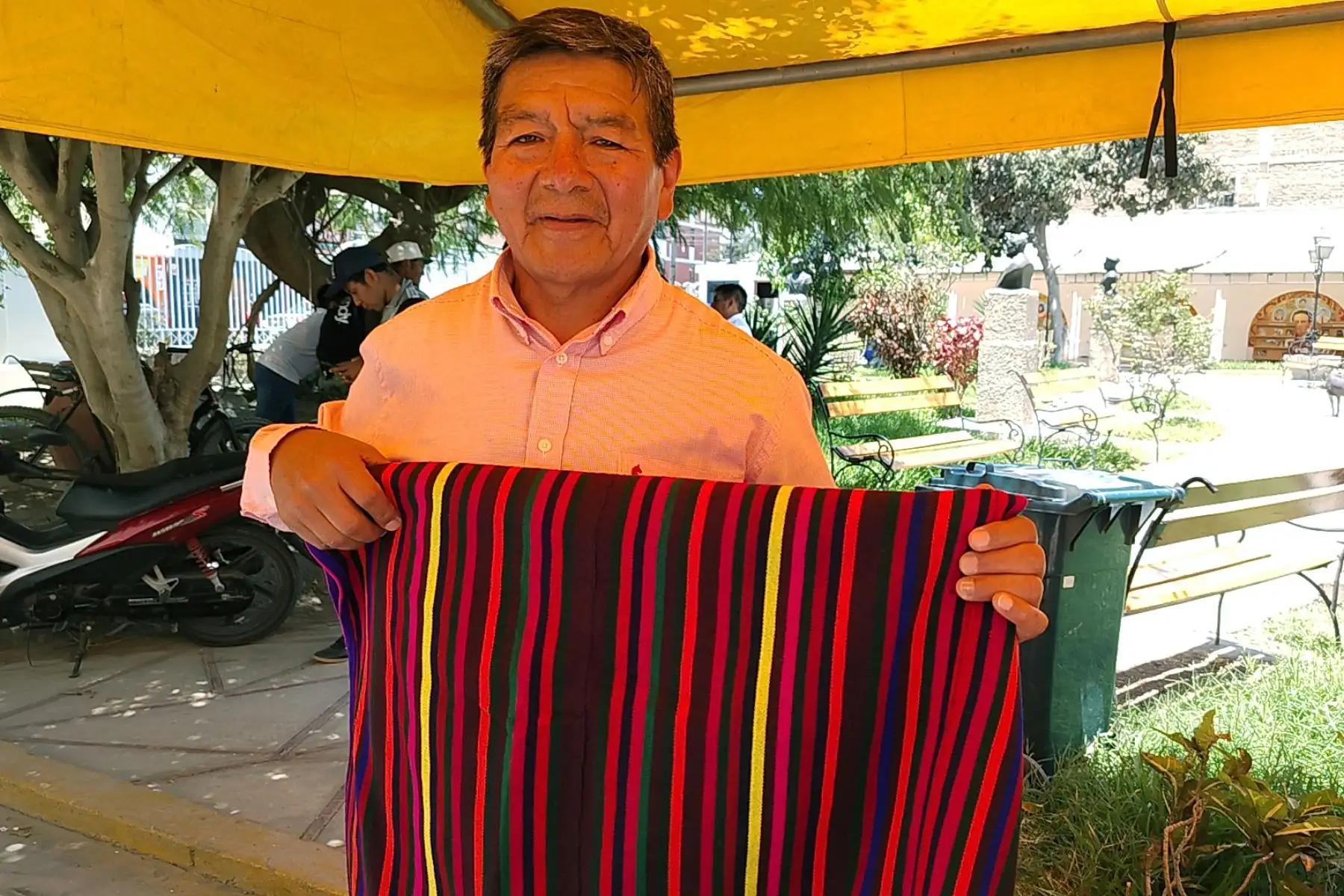 Artesanas de Incahuasi elaboraron un poncho siguiendo técnicas ancestrales y lo enviaron como regalo de cumpleaños al papa León XIV. ANDINA/Difusión