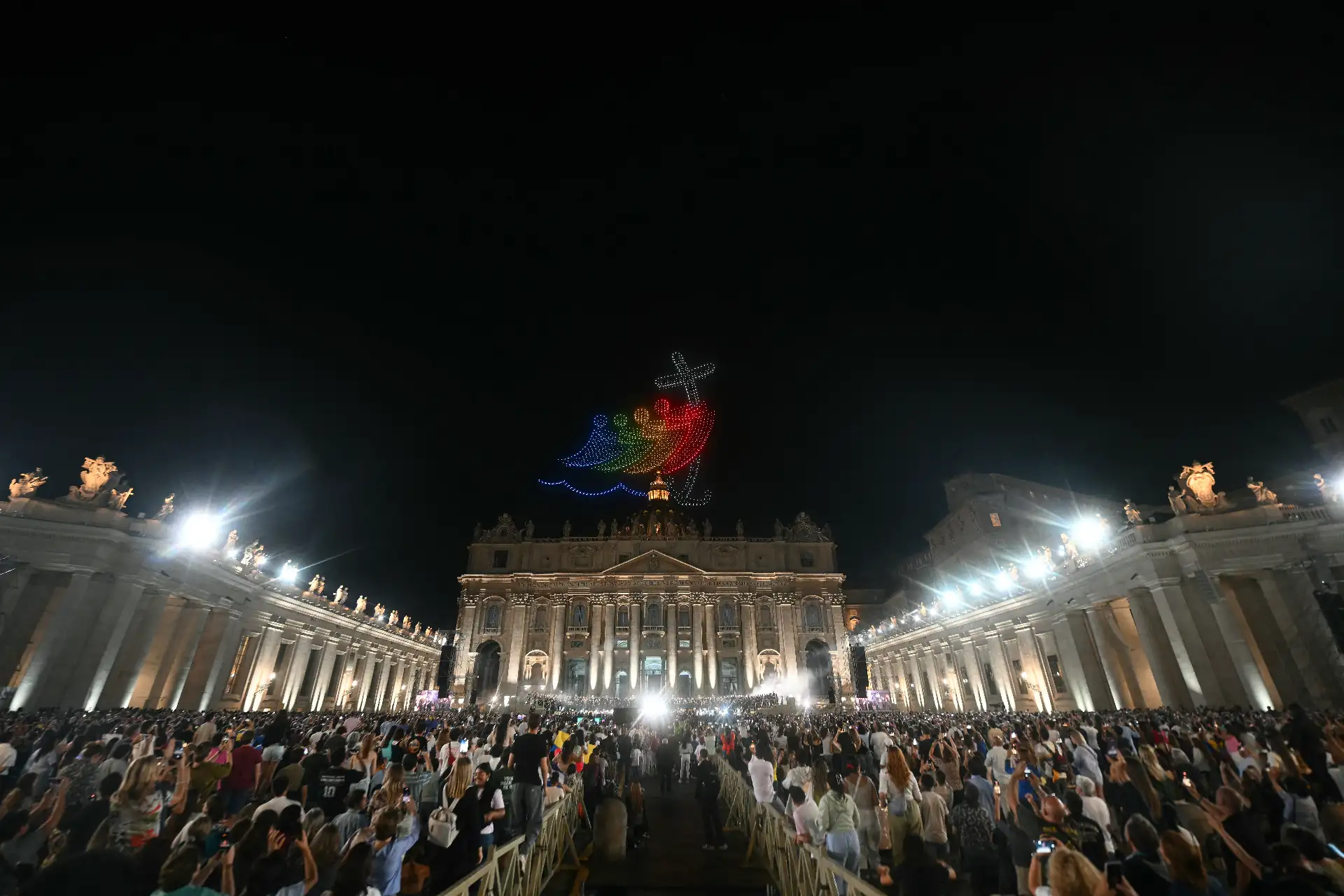Drones iluminados crean una figura durante el concierto gratuito "Gracia para el Mundo" y el espectáculo de luces en la Plaza de San Pedro del Vaticano.
Foto: AFP