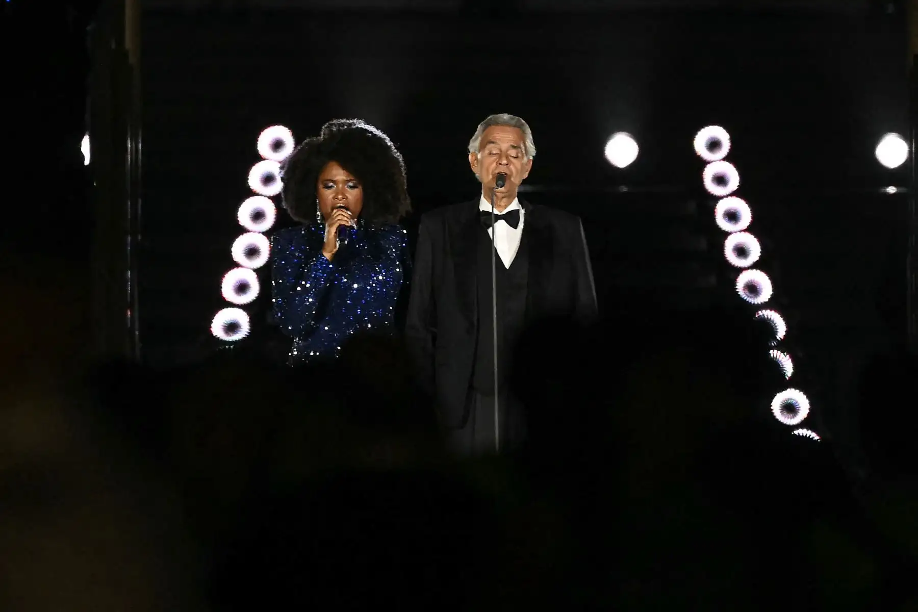 La cantante estadounidense Jennifer Hudson  y el tenor y cantante de ópera italiano Andrea Bocelli se presentan en el escenario durante el concierto gratuito "Gracia para el Mundo" y el espectáculo de luces en la Plaza de San Pedro del Vaticano.
Foto: AFP