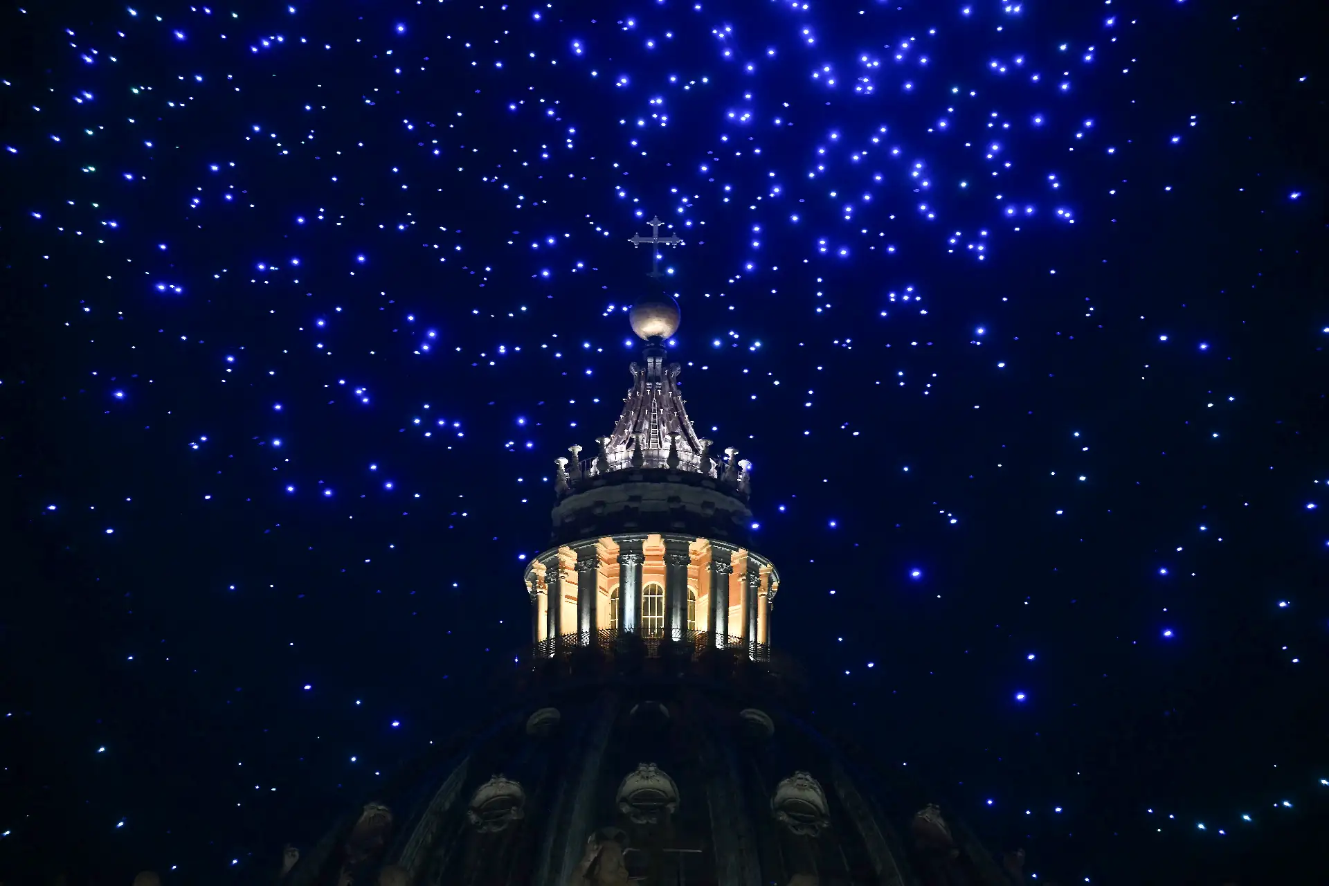 Drones iluminados sobrevuelan la cúpula de San Pedro durante el concierto gratuito y espectáculo de luces "Gracia para el Mundo" en la Plaza de San Pedro del Vaticano.
Foto: AFP