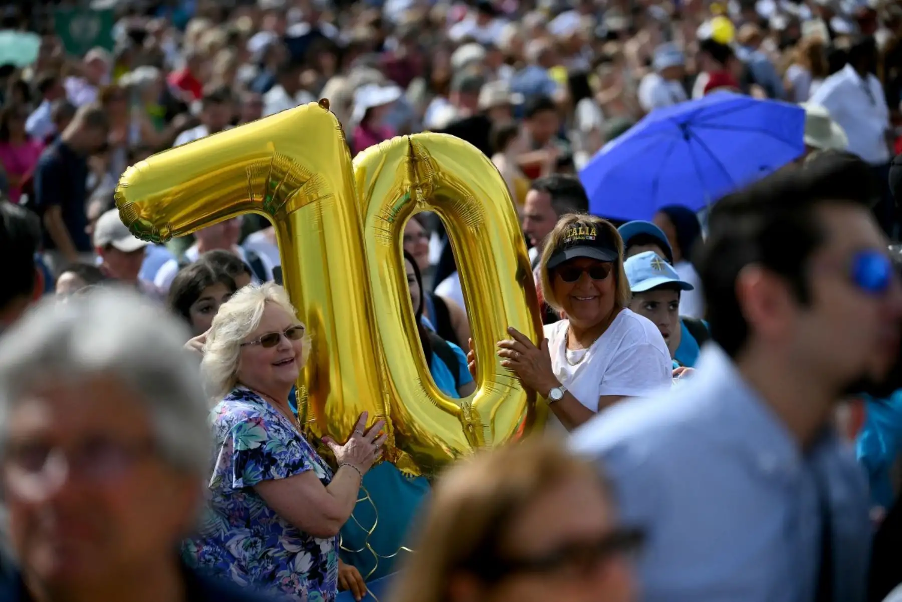 Peregrinos reunidos en la plaza de San Pedro sostienen globos con el número 70 para desearle un feliz cumpleaños al Papa León XIV durante su oración del Ángelus del domingo, en el Vaticano el 14 de septiembre de 2025. Foto: AFP